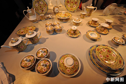 图为现场展示的景德镇精品陶瓷作品