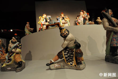 图为现场展示的景德镇精品陶瓷作品