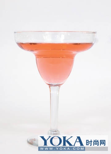 Clover Leaf：金酒为基酒，混合香草利口酒、柠檬汁、新鲜覆盆子、薄荷，少许糖浆和蛋白摇制而成，从经典鸡尾酒三叶草俱乐部（Clover Club）改良而来，显现出淡淡的粉红色气氛。